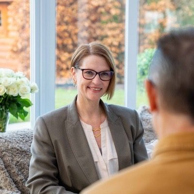 Anna and a client facing each other during a 1:1 executive coaching session.